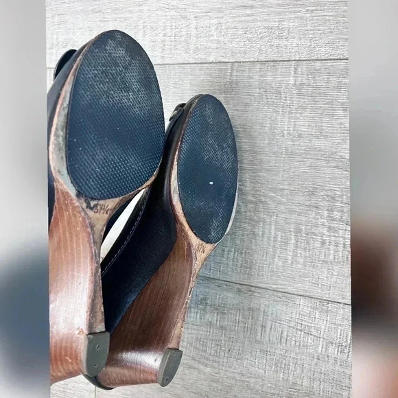 CHLOÉ Classic Leather Wooden Heel
Wedges Size 7.5 - Picture 3 of 5